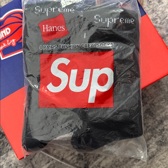 All are medium crew socks the supreme white is gone. But there are 4 black.left. - Picture 3 of 4